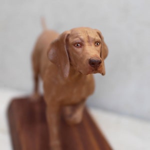 Custom Resin Vizsla Statue - Unique Artwork for Hunting Dog Enthusiasts!