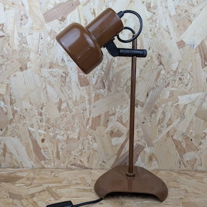 Vintage justerbar skrivbordslampa mitten av århundradet bordslampa sällsynt triangulär fot brun