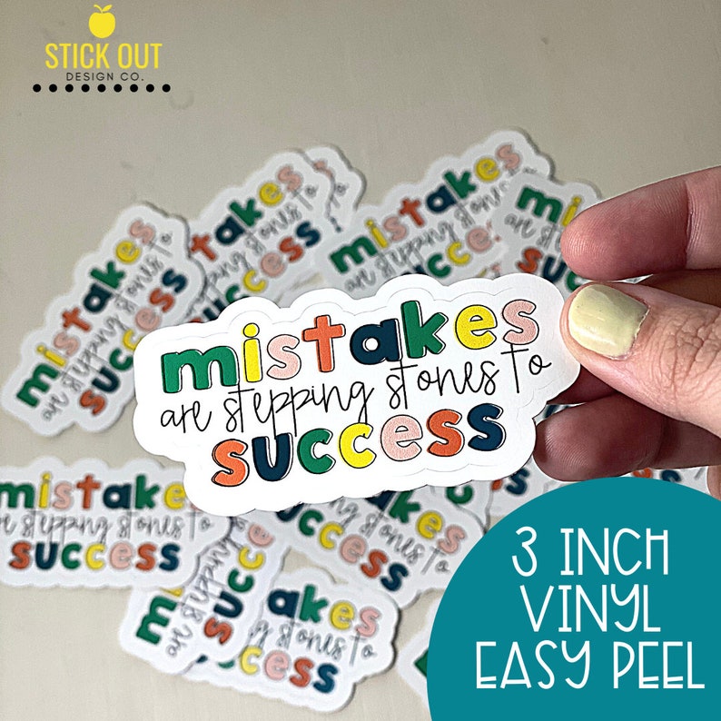 Puede incluir: Un conjunto de pegatinas de vinilo de 7,6 cm con el texto "Mistakes are stepping stones to success" en letras de colores. Las pegatinas son f&aacute;ciles de despegar y tienen un fondo blanco.