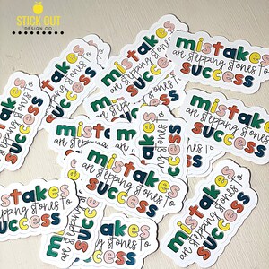 Puede incluir: Una colecci&oacute;n de pegatinas coloridas con el texto "Mistakes are stepping stones to success". Las pegatinas son de varios colores, incluyendo rojo, naranja, amarillo, verde, azul y morado.