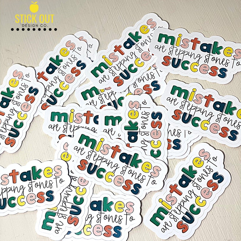 Puede incluir: Una colecci&oacute;n de pegatinas coloridas con el texto "Mistakes are stepping stones to success". Las pegatinas son de varios colores, incluyendo rojo, naranja, amarillo, verde, azul y morado.