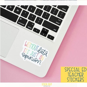 Peut inclure: Un autocollant coloré sur un ordinateur portable qui dit "WITHOUT data, IT'S JUST AN opinion." L'autocollant est sur une surface rose et le texte "SPECIAL ED TEACHER STICKERS" est dans un encadré jaune sous l'ordinateur portable.
