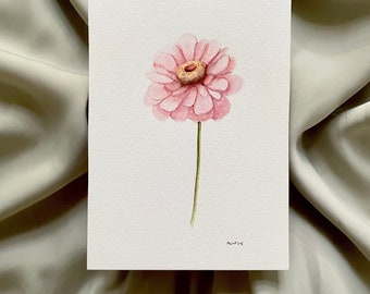Può includere: Dipinto ad acquerello di un singolo fiore di zinnia rosa con uno stelo verde su sfondo bianco.
