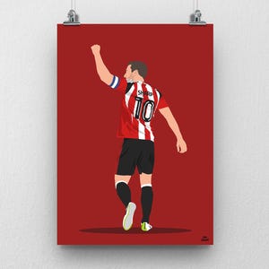 Könnte beinhalten: Ein Poster mit einer stilisierten Illustration eines Fußballspielers in einem rot-weiß gestreiften Trikot mit der Nummer 10 auf dem Rücken. Der Spieler hebt den Arm zum Jubeln vor rotem Hintergrund.