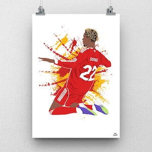 Könnte beinhalten: Ein Poster mit einer stilisierten Illustration eines Fußballspielers in roter Spielkleidung mit der Nummer 22. Der Spieler kniet mit ausgestrecktem Arm vor einem Hintergrund aus roten und gelben Farbspritzern. Der Name "Ekitike" ist sichtbar.