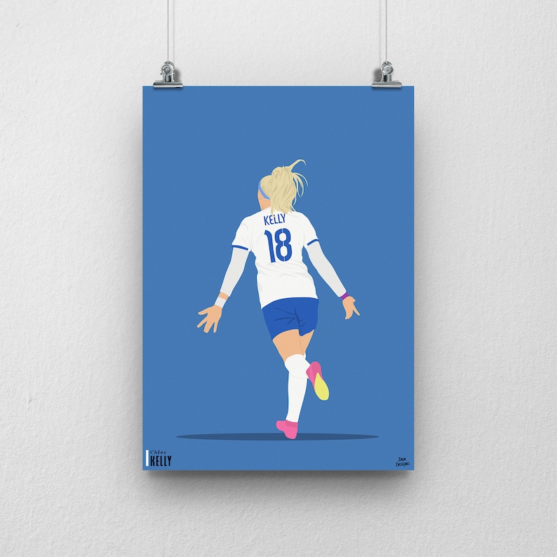 Peut inclure: Illustration num&eacute;rique d'une joueuse de football portant un maillot blanc avec des bordures bleues et le num&eacute;ro 18 au dos. La joueuse a les cheveux blonds et porte un short bleu et des chaussettes blanches. L'arri&egrave;re-plan est bleu.