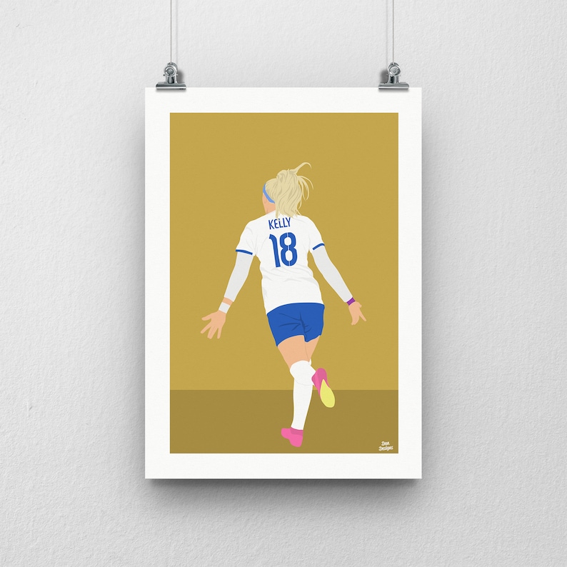 Peut inclure: Illustration num&eacute;rique d'une joueuse de football portant un maillot blanc avec des bordures bleues et le num&eacute;ro 18 au dos. Le maillot porte le mot "Kelly" imprim&eacute; au-dessus du num&eacute;ro. La joueuse est blonde et porte un short bleu et des chaussettes roses. L'arri&egrave;re-plan est de couleur or unie.