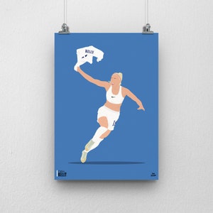 Peut inclure: Une femme en uniforme de football blanc saute en l'air avec un maillot blanc avec le mot "Kelly" &eacute;crit dessus dans sa main. L'arri&egrave;re-plan est d'un bleu uni.