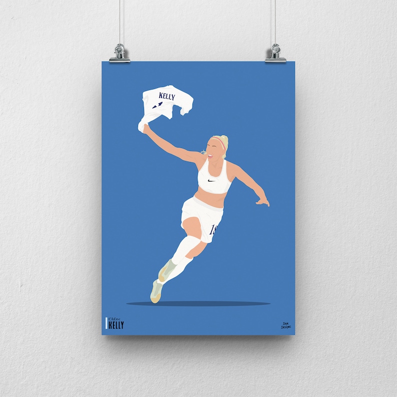 Peut inclure: Une femme en uniforme de football blanc saute en l'air avec un maillot blanc avec le mot "Kelly" &eacute;crit dessus dans sa main. L'arri&egrave;re-plan est d'un bleu uni.