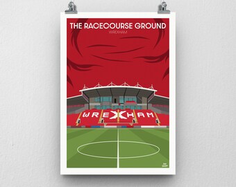 Può includere: Un poster verticale con un'illustrazione stilizzata del Racecourse Ground a Wrexham. Il design mostra un campo da calcio verde in primo piano, spalti rossi con la scritta WREXHAM e un cielo rosso scuro sullo sfondo.