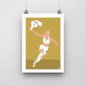 Peut inclure: Illustration num&eacute;rique d'une joueuse de football f&eacute;minine portant un maillot blanc avec le mot "KELLY" dessus, c&eacute;l&eacute;brant un but. La joueuse porte un short blanc, des chaussettes blanches et des crampons noirs. L'arri&egrave;re-plan est de couleur or unie.