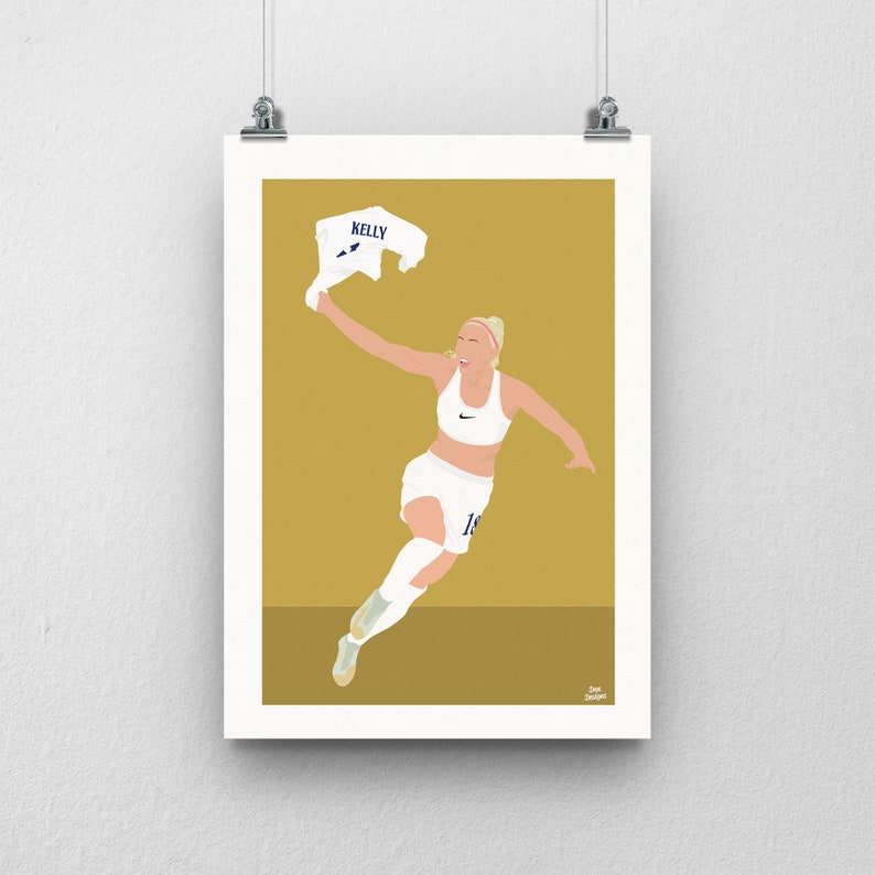 Peut inclure: Illustration num&eacute;rique d'une joueuse de football f&eacute;minine portant un maillot blanc avec le mot "KELLY" dessus, c&eacute;l&eacute;brant un but. La joueuse porte un short blanc, des chaussettes blanches et des crampons noirs. L'arri&egrave;re-plan est de couleur or unie.