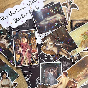 Puede incluir: Una colecci&oacute;n de pegatinas rectangulares y troqueladas con reproducciones de arte cl&aacute;sico y un efecto hologr&aacute;fico de estrellas. El encabezado del paquete dice The Vintage Witches Sticker Pack, decorado con lunas y estrellas.