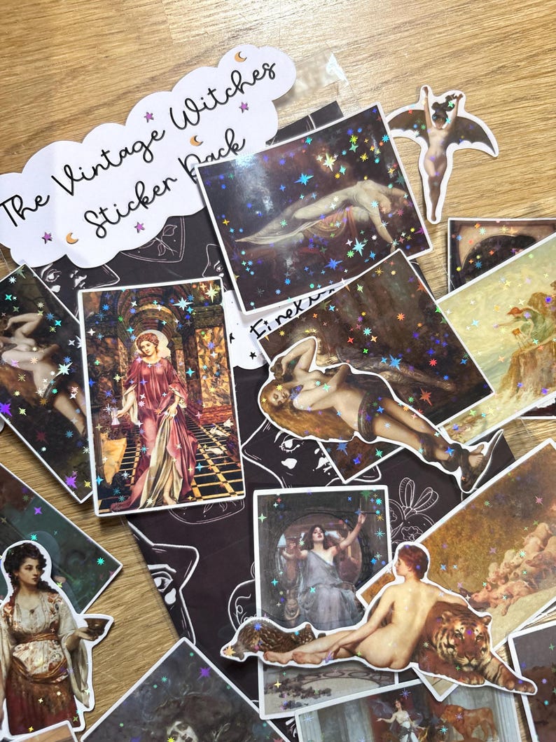 Puede incluir: Una colecci&oacute;n de pegatinas rectangulares y troqueladas con reproducciones de arte cl&aacute;sico y un efecto hologr&aacute;fico de estrellas. El encabezado del paquete dice The Vintage Witches Sticker Pack, decorado con lunas y estrellas.
