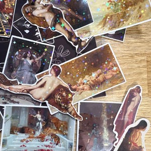 Puede incluir: Una colecci&oacute;n de pegatinas rectangulares y troqueladas con reproducciones de arte cl&aacute;sico y un efecto hologr&aacute;fico de estrellas. Las im&aacute;genes muestran diversas escenas mitol&oacute;gicas con figuras, tigres, leones y paisajes et&eacute;reos.