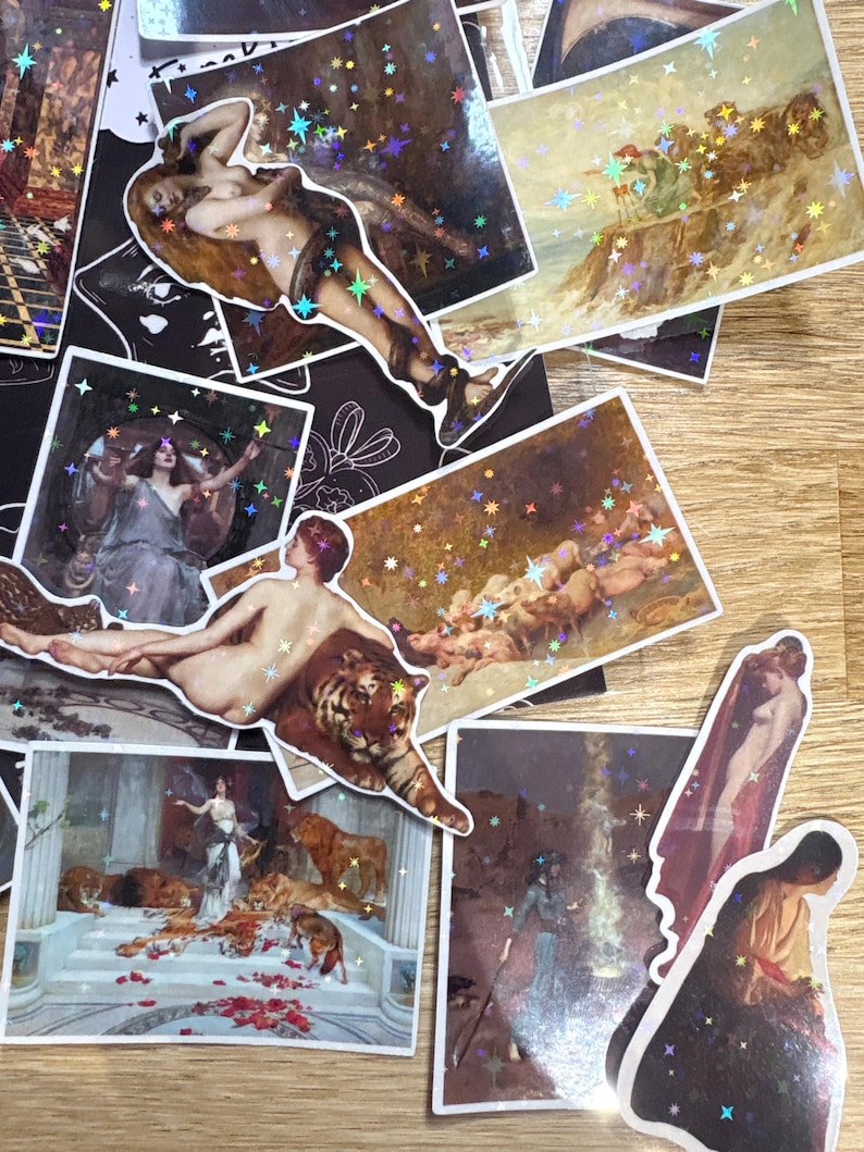 Puede incluir: Una colecci&oacute;n de pegatinas rectangulares y troqueladas con reproducciones de arte cl&aacute;sico y un efecto hologr&aacute;fico de estrellas. Las im&aacute;genes muestran diversas escenas mitol&oacute;gicas con figuras, tigres, leones y paisajes et&eacute;reos.