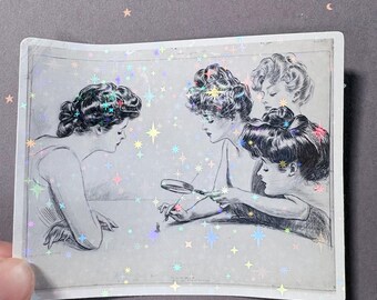 Puede incluir: Una pegatina con una ilustración vintage en blanco y negro de cuatro mujeres, una de ellas usando una lupa. La imagen tiene una capa holográfica y brillante. El fondo es gris oscuro con acentos de estrellas y luna creciente.