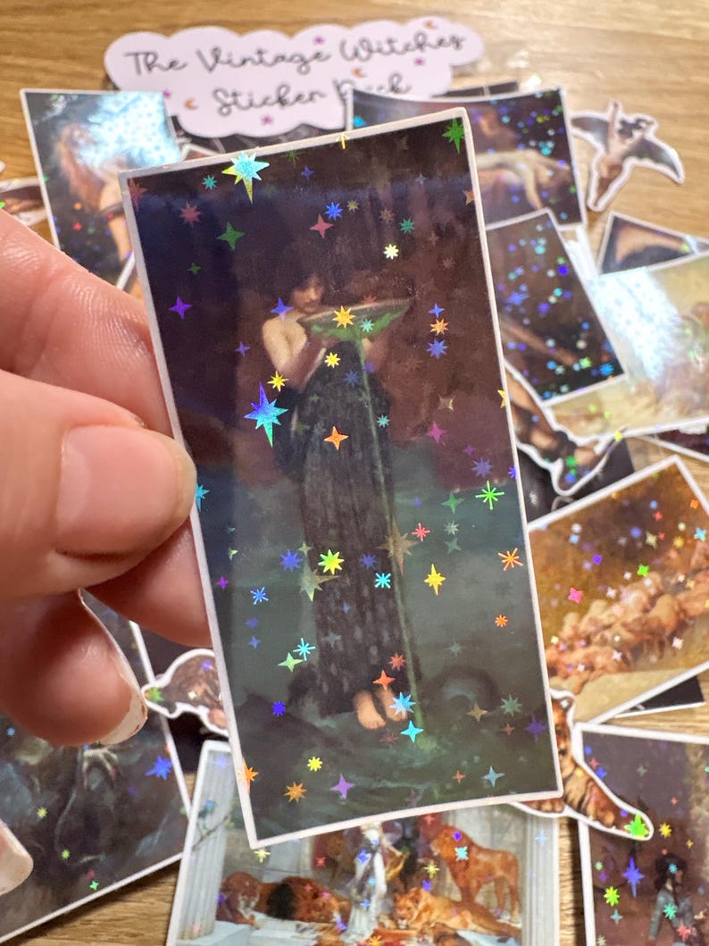 Puede incluir: Una pegatina rectangular con una pintura cl&aacute;sica oscura de una figura sosteniendo un cuenco, superpuesta con un patr&oacute;n de estrellas hologr&aacute;ficas. La pegatina tiene un borde blanco y muestra a una persona con una prenda larga y oscura.