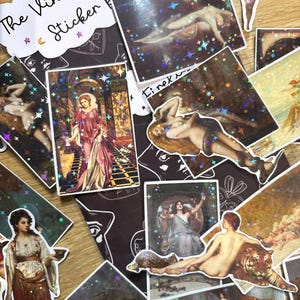Puede incluir: Una colecci&oacute;n de pegatinas rectangulares y troqueladas con reproducciones de arte cl&aacute;sico y un efecto hologr&aacute;fico de estrellas. El encabezado dice The Vintage Witch Sticker Pack. Las pegatinas muestran varias figuras en entornos hist&oacute;ricos.