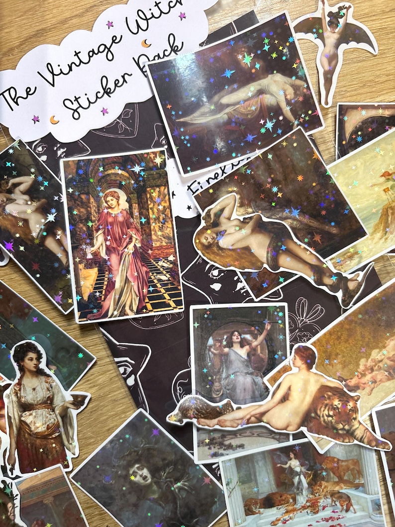 Puede incluir: Una colecci&oacute;n de pegatinas rectangulares y troqueladas con reproducciones de arte cl&aacute;sico y un efecto hologr&aacute;fico de estrellas. El encabezado dice The Vintage Witch Sticker Pack. Las pegatinas muestran varias figuras en entornos hist&oacute;ricos.