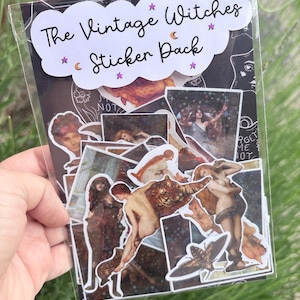 Puede incluir: Una bolsa de pl&aacute;stico transparente que contiene una colecci&oacute;n de pegatinas rectangulares con arte cl&aacute;sico y figuras mitol&oacute;gicas. La tarjeta de cabecera es blanca con borde festoneado y el texto negro The Vintage Witches Sticker Pack.