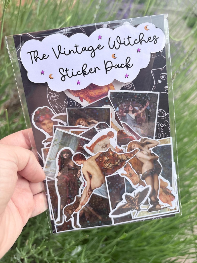 Puede incluir: Una bolsa de pl&aacute;stico transparente que contiene una colecci&oacute;n de pegatinas rectangulares con arte cl&aacute;sico y figuras mitol&oacute;gicas. La tarjeta de cabecera es blanca con borde festoneado y el texto negro The Vintage Witches Sticker Pack.