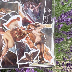 Puede incluir: Una colecci&oacute;n de pegatinas troqueladas con reproducciones de arte cl&aacute;sico, incluyendo figuras, un tigre y una polilla, superpuestas sobre un fondo oscuro con patrones de estrellas y el texto "FORGET ME NOT" en letras blancas.