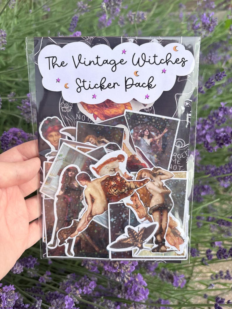 Puede incluir: Una bolsa de pl&aacute;stico transparente que contiene una colecci&oacute;n de pegatinas titulada The Vintage Witches Sticker Pack. Las pegatinas presentan varias ilustraciones de arte cl&aacute;sico de figuras, un tigre y una polilla sobre un fondo oscuro.