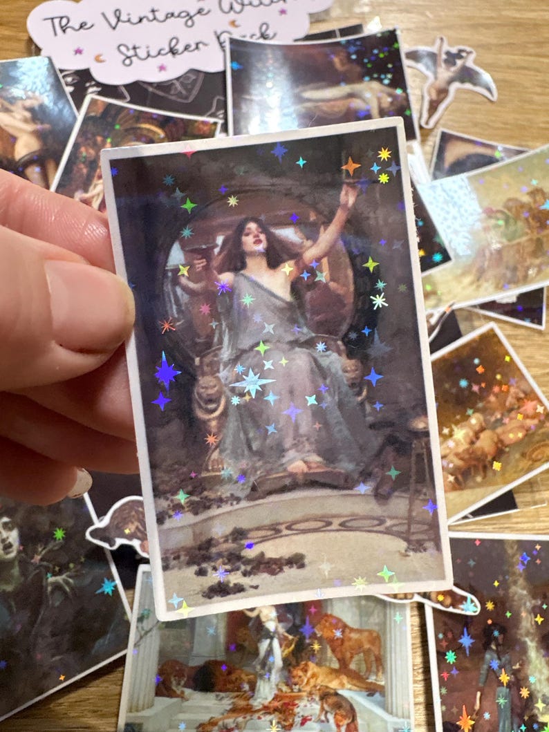 Puede incluir: Una pegatina rectangular con una superposici&oacute;n de estrellas hologr&aacute;ficas sobre una pintura cl&aacute;sica de una figura con vestiduras drapeadas sentada en un trono. La figura sostiene un c&aacute;liz con un brazo levantado. Tiene un borde blanco.