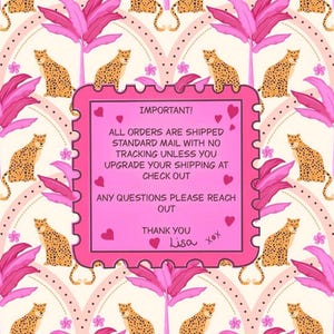 Puede incluir: Un letrero rectangular rosa con bordes festoneados que presenta el texto negro: IMPORTANT! ALL ORDERS ARE SHIPPED STANDARD MAIL WITH NO TRACKING UNLESS YOU UPGRADE YOUR SHIPPING AT CHECK OUT ANY QUESTIONS PLEASE REACH OUT THANK YOU Lisa xox.