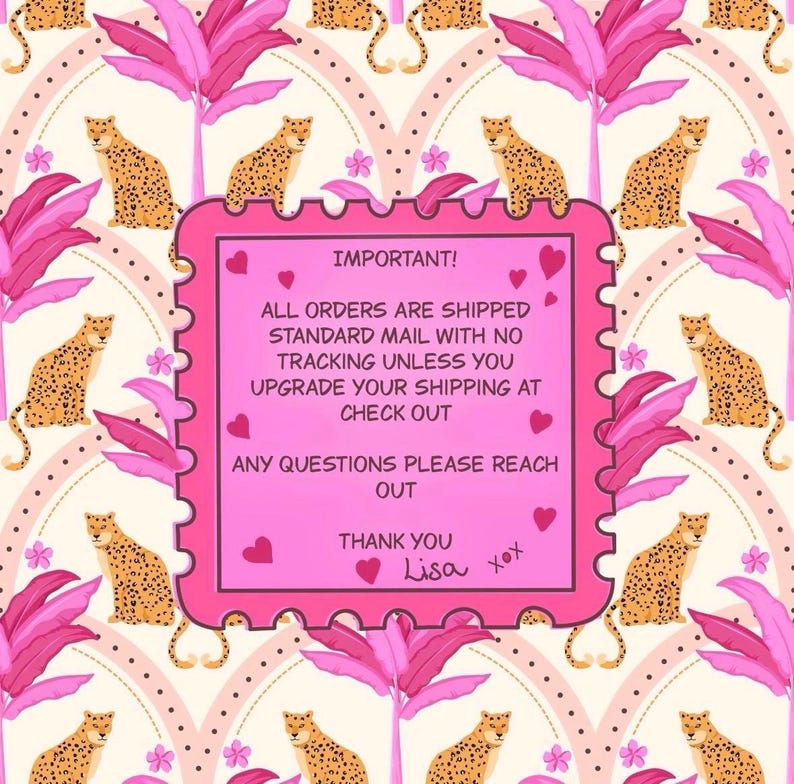 Puede incluir: Un letrero rectangular rosa con bordes festoneados que presenta el texto negro: IMPORTANT! ALL ORDERS ARE SHIPPED STANDARD MAIL WITH NO TRACKING UNLESS YOU UPGRADE YOUR SHIPPING AT CHECK OUT ANY QUESTIONS PLEASE REACH OUT THANK YOU Lisa xox.
