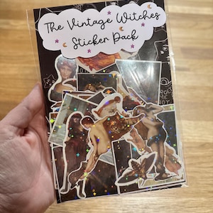 Puede incluir: Una bolsa de pl&aacute;stico transparente que contiene una colecci&oacute;n de pegatinas etiquetadas como The Vintage Witches Sticker Pack. Las pegatinas presentan varias ilustraciones de estilo art&iacute;stico cl&aacute;sico con un acabado hologr&aacute;fico de estrellas.