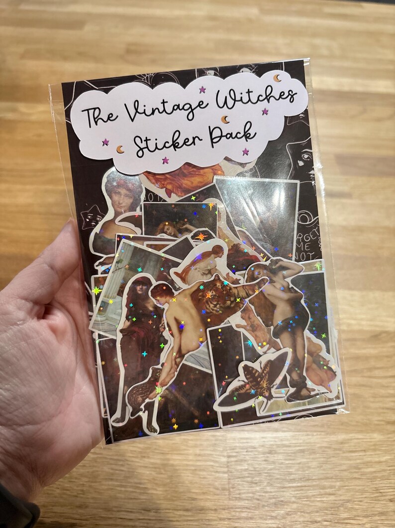 Puede incluir: Una bolsa de pl&aacute;stico transparente que contiene una colecci&oacute;n de pegatinas etiquetadas como The Vintage Witches Sticker Pack. Las pegatinas presentan varias ilustraciones de estilo art&iacute;stico cl&aacute;sico con un acabado hologr&aacute;fico de estrellas.