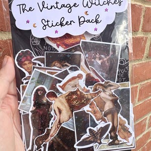 Puede incluir: Un paquete de pegatinas titulado The Vintage Witches Sticker Pack en una funda de pl&aacute;stico transparente. El paquete contiene varias pegatinas rectangulares y troqueladas con arte cl&aacute;sico, figuras, animales y polillas con un tema oscuro, celestial y estrellado.