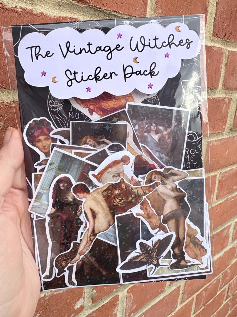 Puede incluir: Un paquete de pegatinas titulado The Vintage Witches Sticker Pack en una funda de pl&aacute;stico transparente. El paquete contiene varias pegatinas rectangulares y troqueladas con arte cl&aacute;sico, figuras, animales y polillas con un tema oscuro, celestial y estrellado.