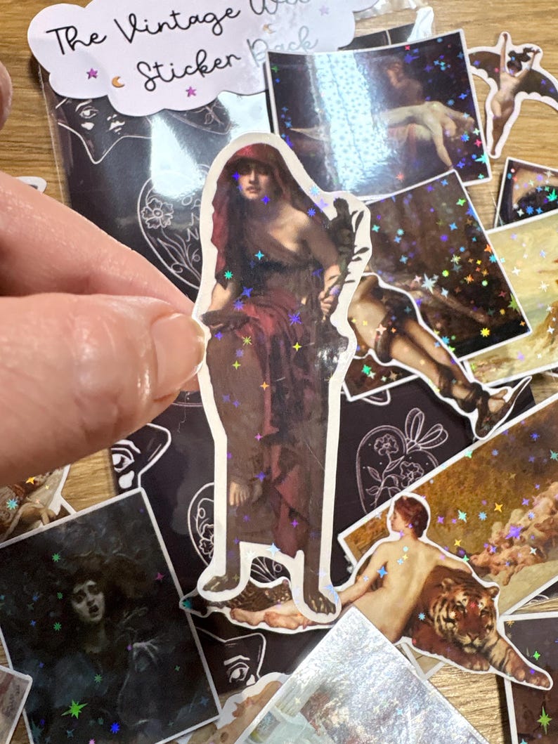 Puede incluir: Una colecci&oacute;n de pegatinas con reproducciones de arte cl&aacute;sico y un acabado hologr&aacute;fico de estrellas. La pegatina central muestra una figura con capa roja. Otras pegatinas muestran varias figuras, un tigre y una criatura alada con un efecto brillante.
