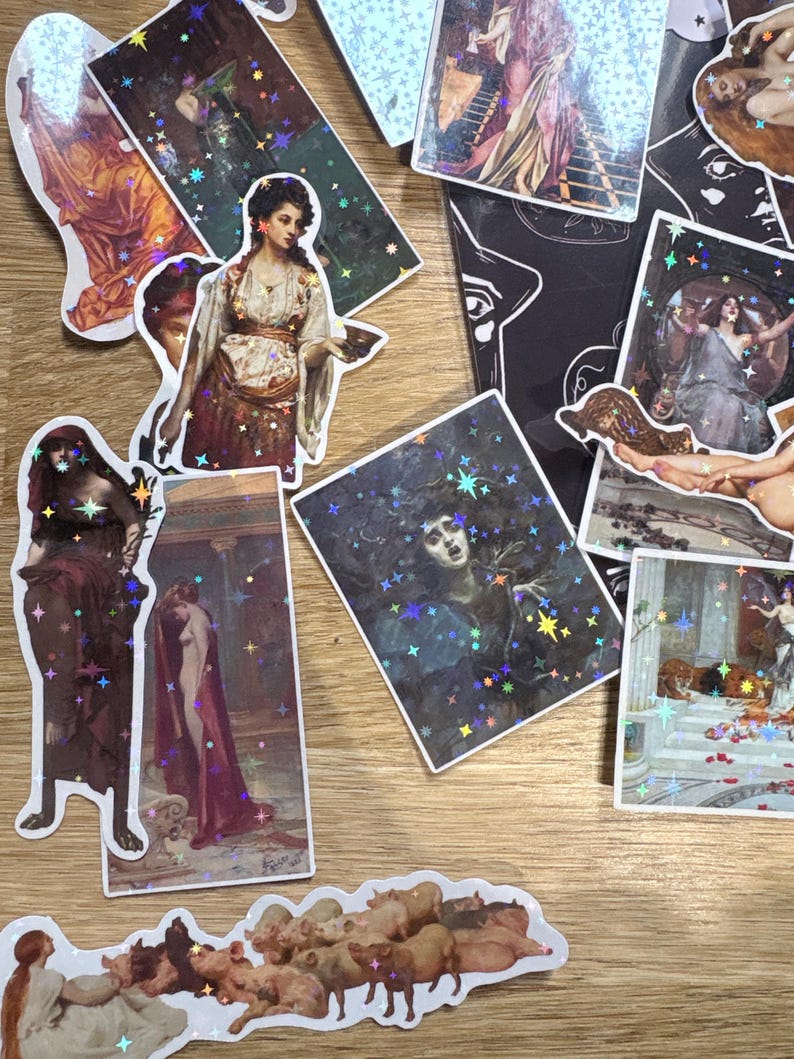 Puede incluir: Una colecci&oacute;n de pegatinas rectangulares y troqueladas con reproducciones de arte cl&aacute;sico y una capa de estrellas hologr&aacute;ficas. Las pegatinas muestran varias figuras con vestimenta hist&oacute;rica, escenas mitol&oacute;gicas y un grupo de cerdos con acabado brillante.
