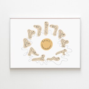 Puede incluir: Una impresión enmarcada con un dibujo lineal minimalista de una secuencia de yoga, dispuesta en un patrón circular. El diseño central incluye las palabras "Sun Salutation" en estilo manuscrito, con un sol amarillo.