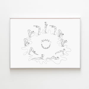 Pode incluir: Uma impressão emoldurada com um desenho de linha minimalista de uma sequência de ioga. A obra de arte retrata uma série de poses em um arranjo circular, com as palavras "Sun Salutation" no centro. A ilustração é em preto sobre fundo branco.
