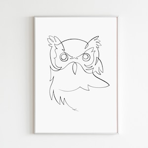 Könnte beinhalten: Ein gerahmter minimalistischer Kunstdruck mit einer schwarzen Strichzeichnung eines Eulenkopfs. Die Eule ist in einer durchgehenden Linie dargestellt, die ihre Augen, ihren Schnabel und ihre federartigen Details vor einem weißen Hintergrund zeigt. Das Kunstwerk ist in einem silbernen Rahmen eingefasst.