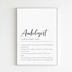 Könnte beinhalten: Gerahmter Druck mit dem Wort "Audiologe" in eleganter Schrift. Darunter die Definition, die die Rolle beschreibt, einschließlich der Wiederherstellung des Gehörs und der Rückkehr des Lachens. Der Druck befindet sich auf weißem Hintergrund.