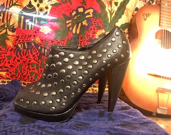 Black and silver studded rock’n’roll high heels pumps UK size 6 / EUR 39
