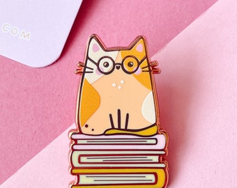 Hazel - Bücherwurm-Katzen-Emaille-Pin/ Roségoldene Anstecknadel, Brosche, Geschenk für Katzenliebhaber, Bücherwurm-Pin