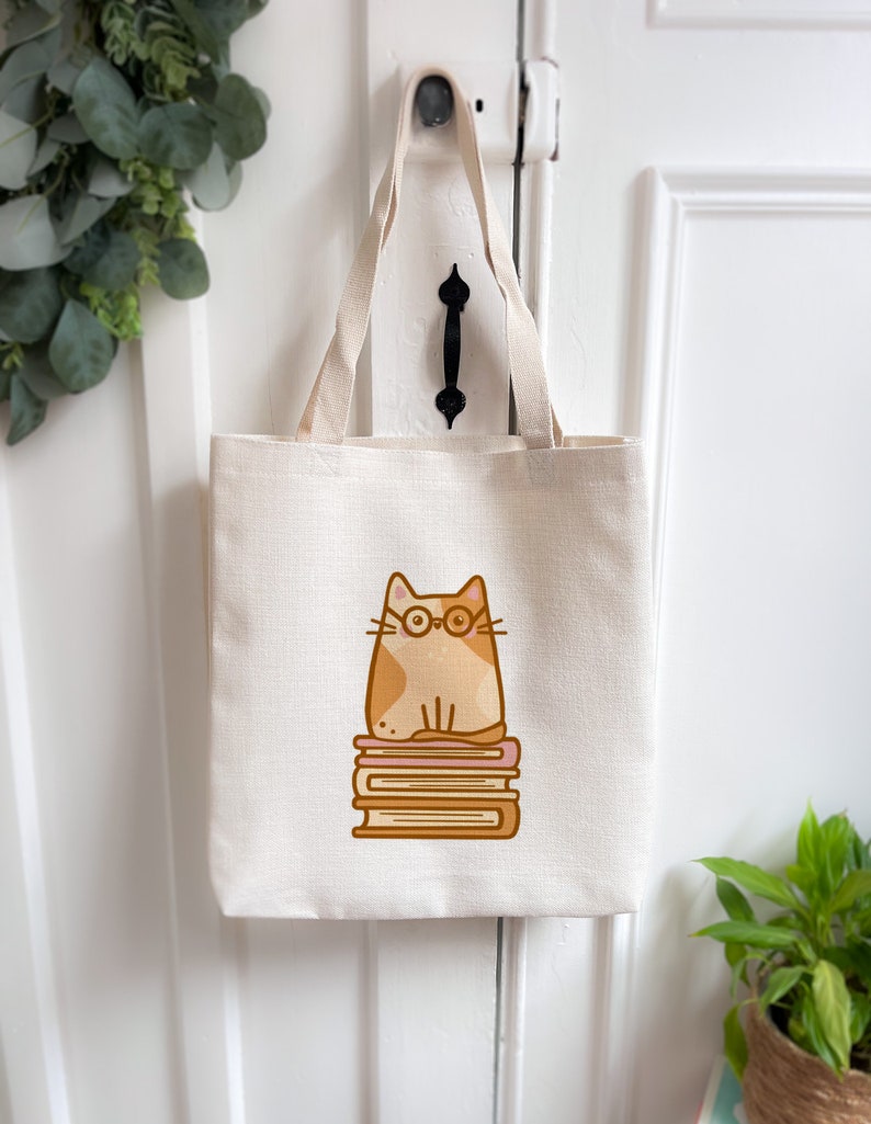 Hazel Bookworm Cat Tote Bag// leesgrage, boekenliefhebber, boekenwurm geschenken, kattenliefhebber geschenken afbeelding 1