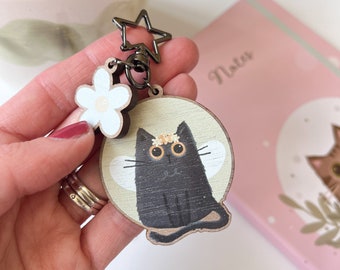 Zwarte kat houten sleutelhanger//bloemcharme, kattenliefhebber geschenken, kattensleutelhangers, schattige katten