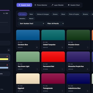 以下が含まれることがあります： Prisma Vaultというタイトルのデジタルインターフェースで、Cerulean Blue、Cobalt Turquoise、Prussian Green、Cadmium Orange Hue、Sap Green Light、Permanent Red、Dioxazine Purple Hue、Cobalt Blue Hue、Eggshellなどのカラー見本グリッドが表示されています。