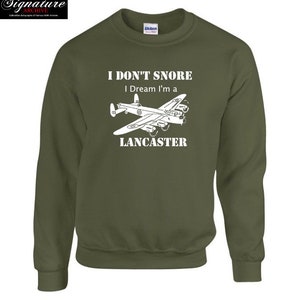 Puede incluir: Sudadera verde de manga larga con un gráfico blanco de un avión y el texto "No ronco, sueño con ser un Lancaster".