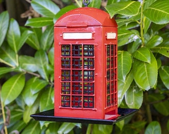 Mangiatoia per uccelli con cabina telefonica britannica