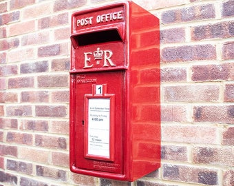 Wandgemonteerde rode ER Royal Mail gietijzeren brievenbus