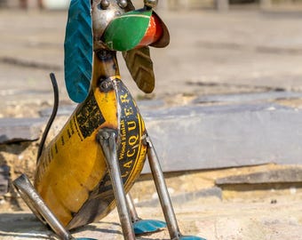 Statua di cane seduto riciclata